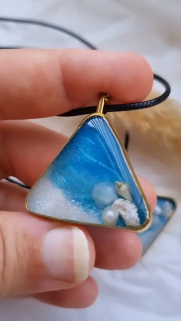 گردنبند دریا با فریم برنجی و بند چرمی