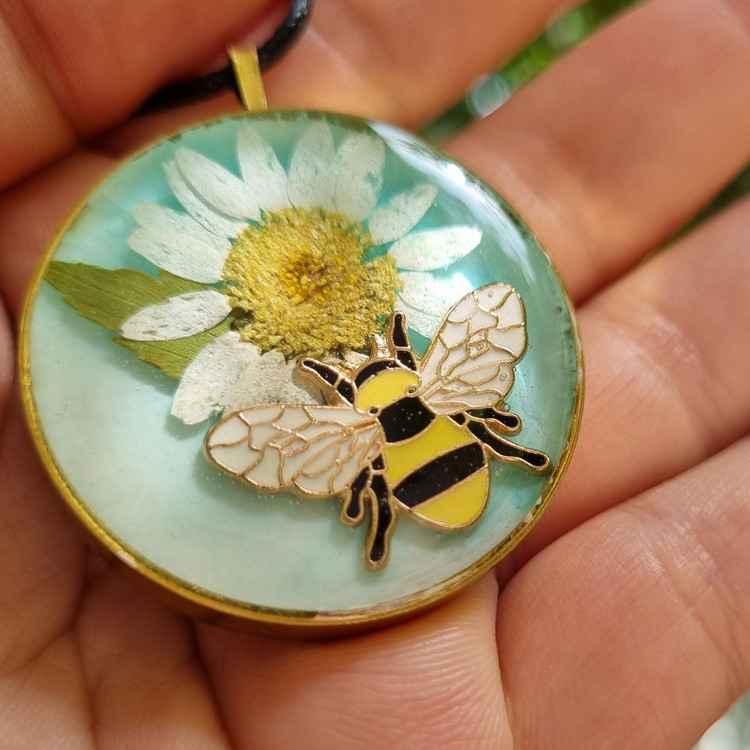 گردنبند و اویز زنبود و گل بابونه
