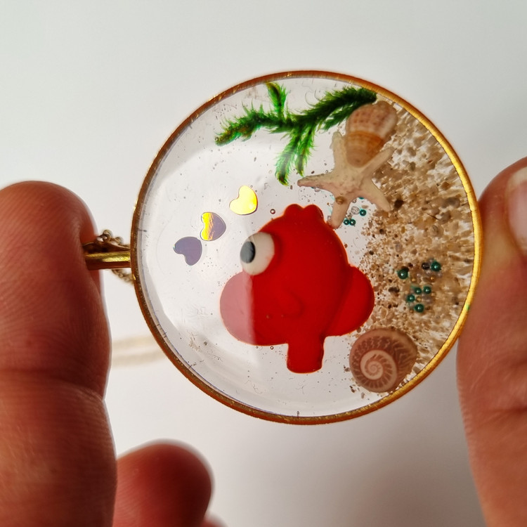 گردنبند و اویز ماهی گلی فریم برنجی زنجیر استیل رنگ ثابت