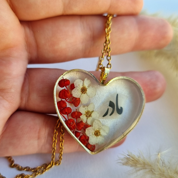گردنبند و اویز قلب مادر کار شده با گل طبیعی فریم برنجی و زنجیر استیل رنگ ثابت