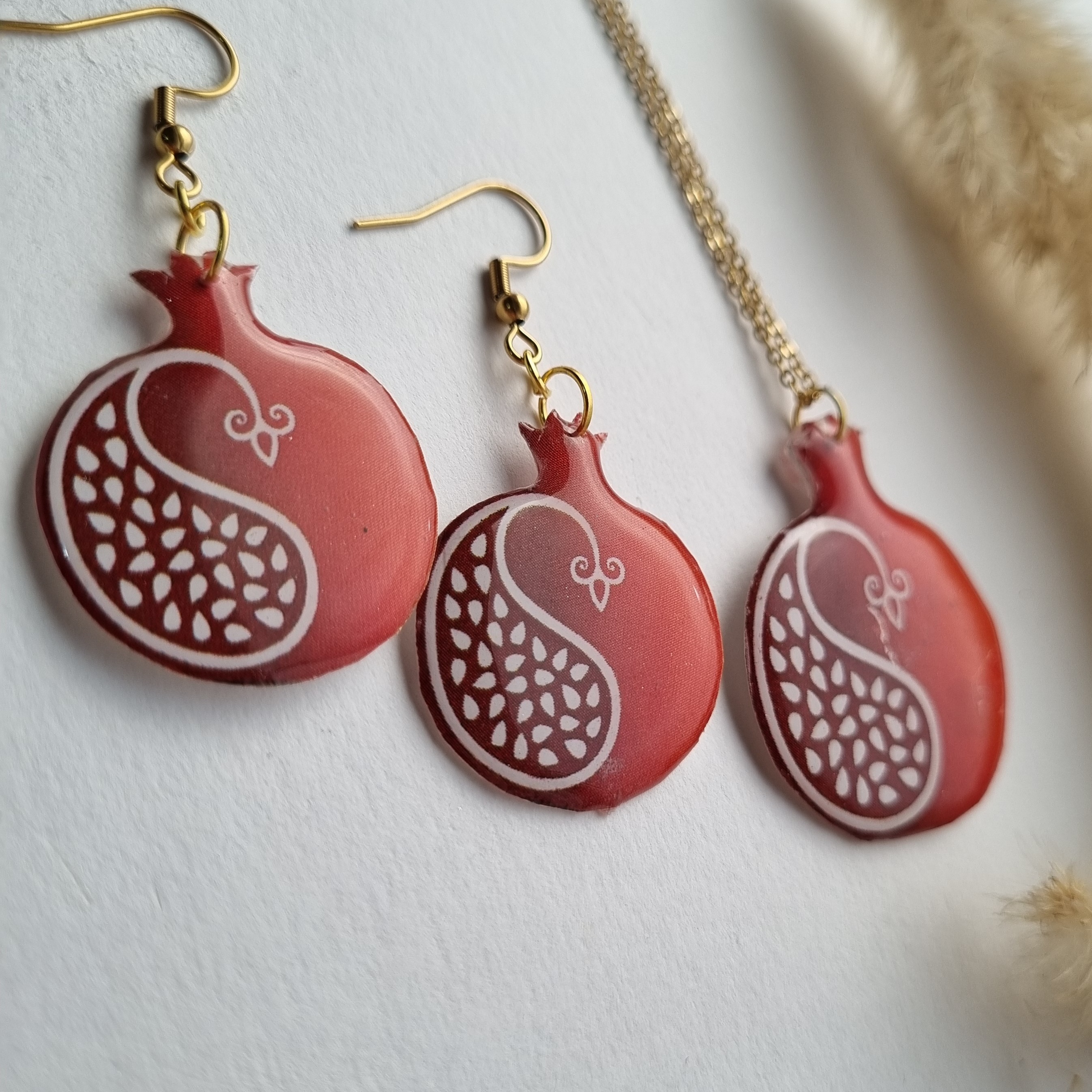 گردنبند و گوشواره انار شب یلدا رزینی بسیار سبک نشکن اتصالات و زنجیر استیل رنگ ثابت