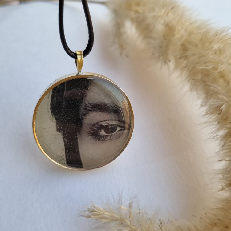 گردنبند و اویز چشم یار رزینی فریم برنجی رنگ ثابت بند چرمی شبتاب