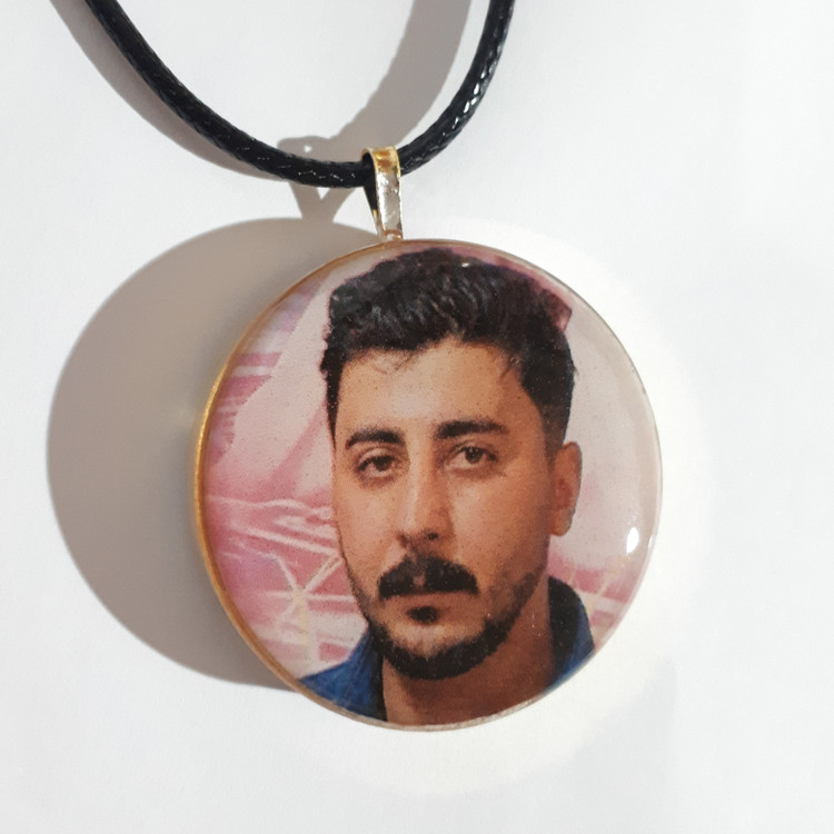 گردنبند عکس دوطرفه رزینی فریم برنجی رنگ ثابت بند چرمی