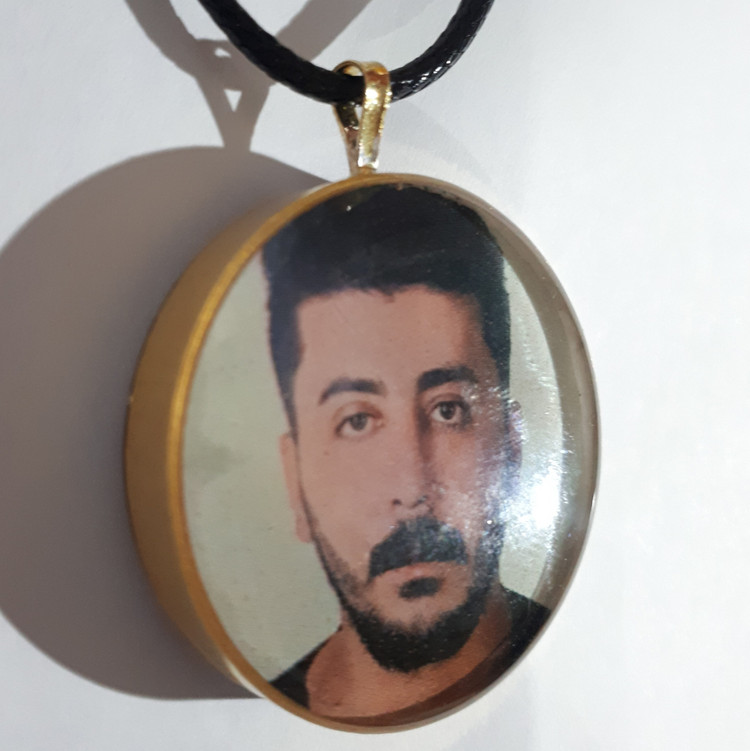 گردنبند عکس دوطرفه رزینی فریم برنجی رنگ ثابت بند چرمی