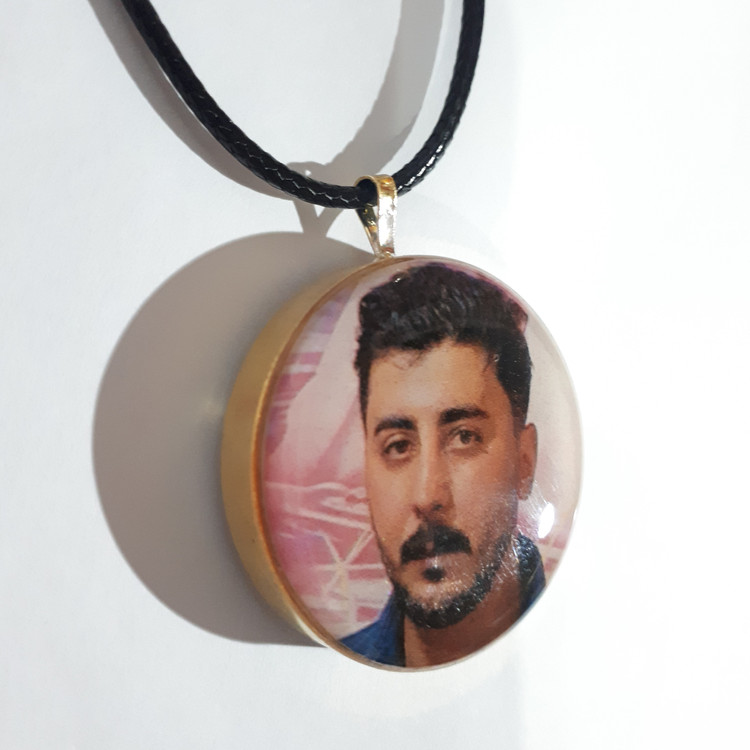 گردنبند عکس دوطرفه رزینی فریم برنجی رنگ ثابت بند چرمی
