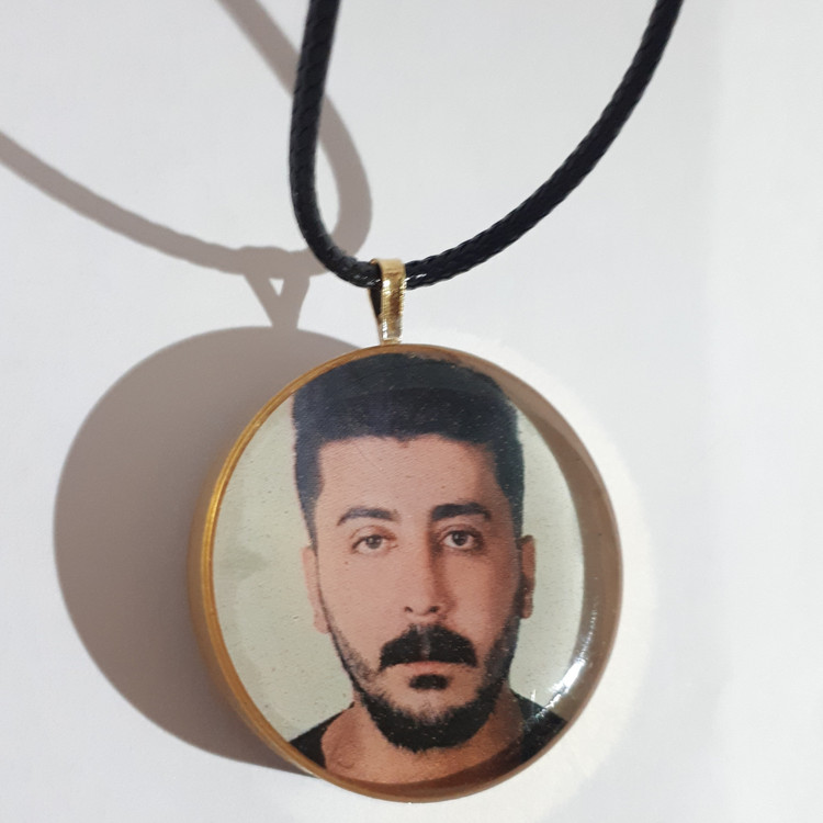 گردنبند عکس دوطرفه رزینی فریم برنجی رنگ ثابت بند چرمی