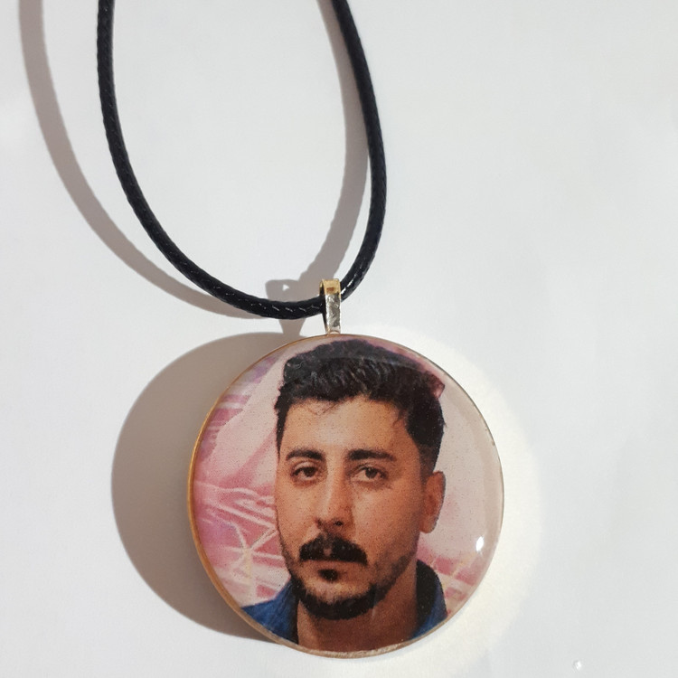 گردنبند عکس دوطرفه رزینی فریم برنجی رنگ ثابت بند چرمی